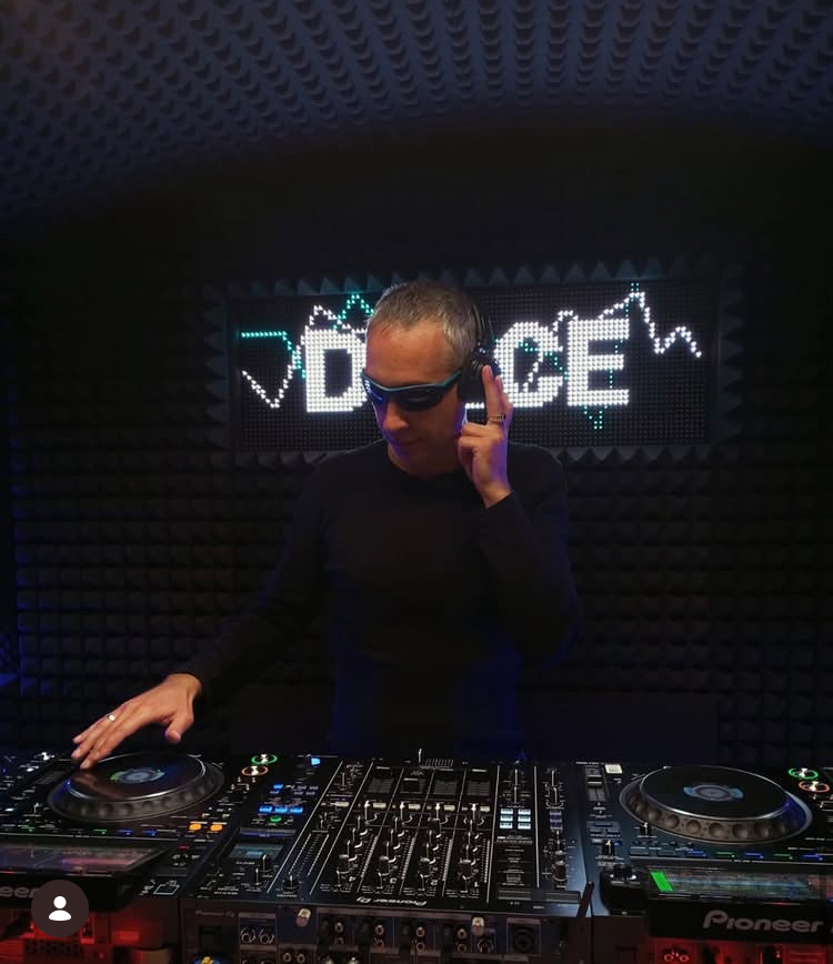 DJ Dance – 80s / 90s & Retro Party