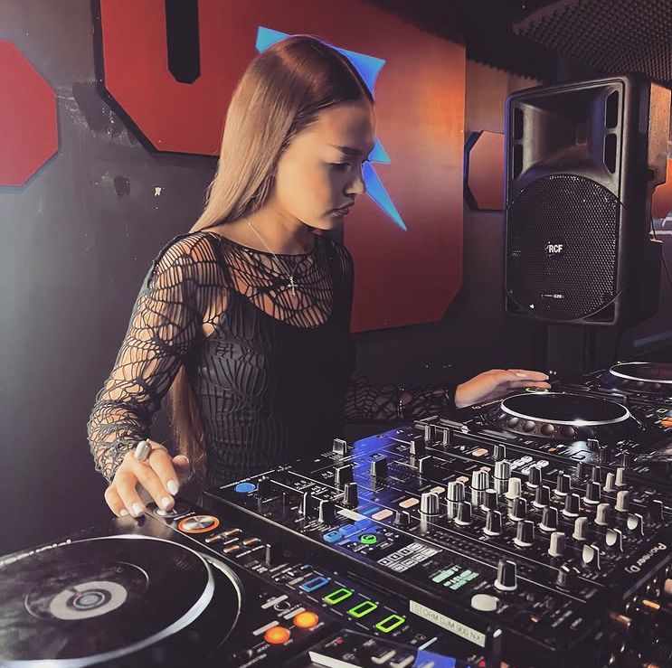 DJ Nela – Chill, Downtempo & Afro House